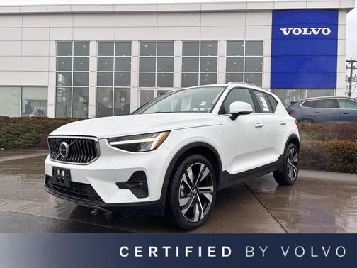 2023 Volvo XC40 B5 Plus Bright Theme