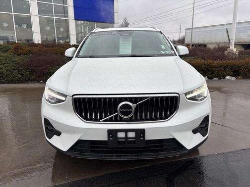 2023 Volvo XC40 B5 Plus Bright Theme