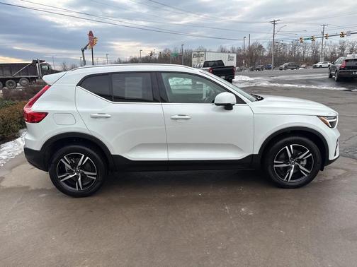 2025 Volvo XC40 B5 Core Bright Theme