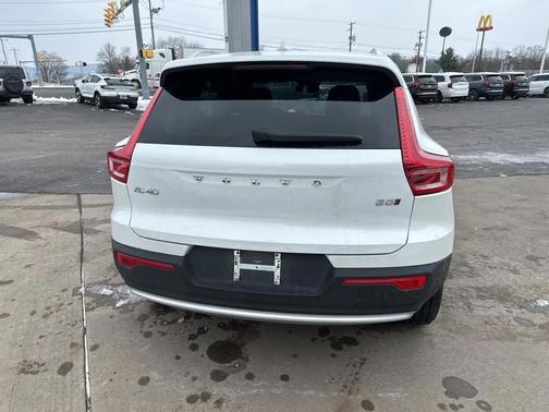 2025 Volvo XC40 B5 Core Bright Theme