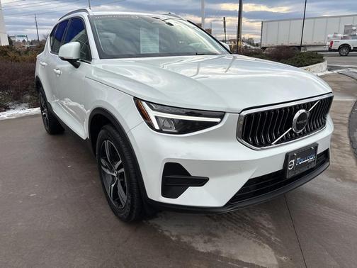 2025 Volvo XC40 B5 Core Bright Theme