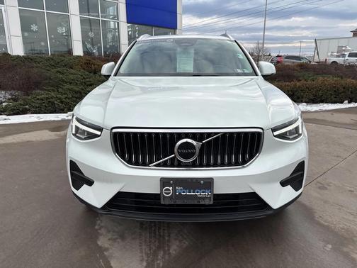 2025 Volvo XC40 B5 Core Bright Theme