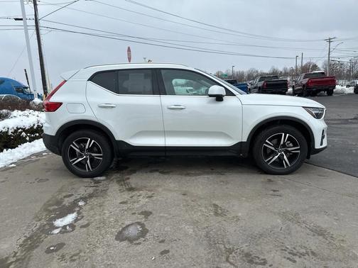 2025 Volvo XC40 B5 Core Bright Theme
