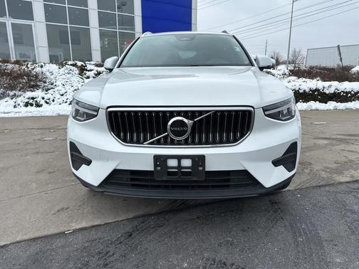 2025 Volvo XC40 B5 Core Bright Theme