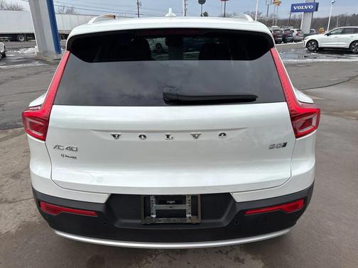 2025 Volvo XC40 B5 Core Bright Theme