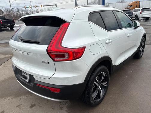2025 Volvo XC40 B5 Core Bright Theme