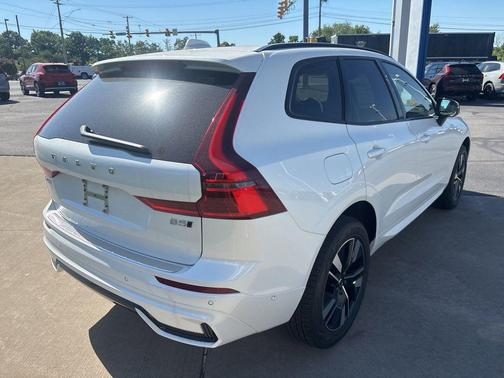 Crystal White Metallic 2026 Volvo XC60 B5 Plus