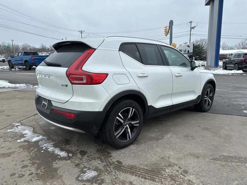 2025 Volvo XC40 B5 Core Bright Theme