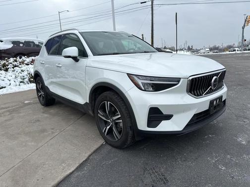 2025 Volvo XC40 B5 Core Bright Theme