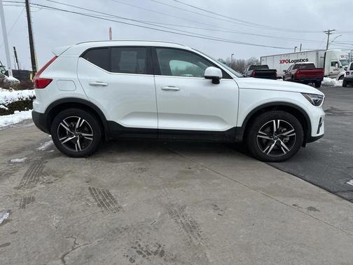 2025 Volvo XC40 B5 Core Bright Theme
