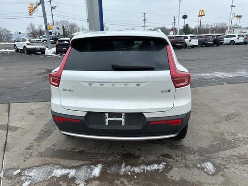 2025 Volvo XC40 B5 Core Bright Theme