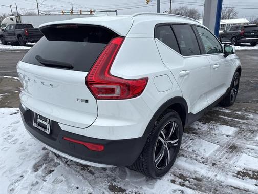 2025 Volvo XC40 B5 Core Bright Theme