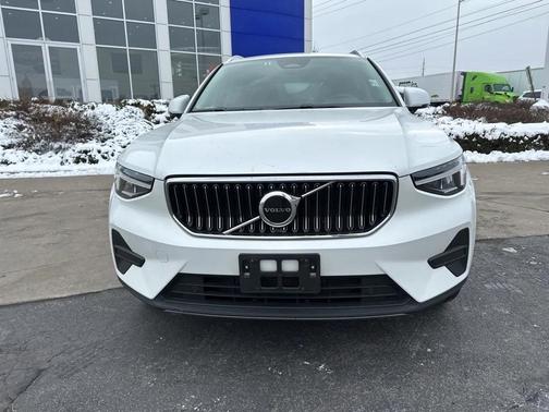 2025 Volvo XC40 B5 Core Bright Theme