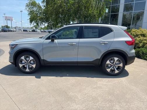 2026 Volvo XC40 B5 Plus
