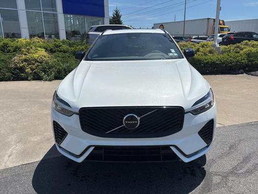 Crystal White Metallic 2026 Volvo XC60 B5 Plus