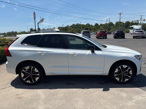 Crystal White Metallic 2026 Volvo XC60 B5 Plus