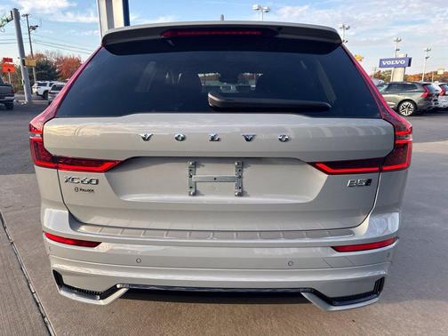 Vapour Grey 2027 Volvo XC60 Core