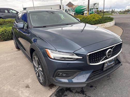 Denim Blue Metallic 2025 Volvo V60 Cross Country Plus, B5 AWD Gas (mild hybrid)