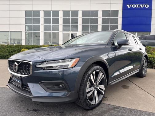 Denim Blue Metallic 2025 Volvo V60 Cross Country Plus, B5 AWD Gas (mild hybrid)