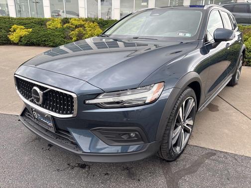 Denim Blue Metallic 2025 Volvo V60 Cross Country Plus, B5 AWD Gas (mild hybrid)