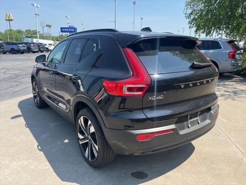 2023 Volvo XC40 B5 Plus Dark Theme