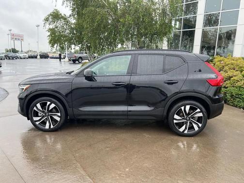 2023 Volvo XC40 B5 Plus Dark Theme