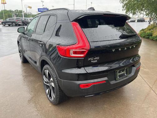 2023 Volvo XC40 B5 Plus Dark Theme