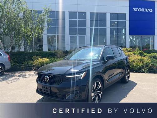 2023 Volvo XC40 B5 Plus Dark Theme