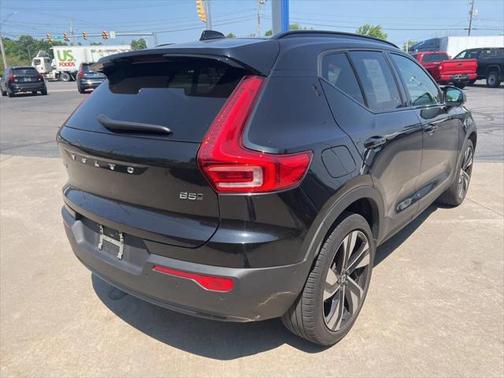 2023 Volvo XC40 B5 Plus Dark Theme