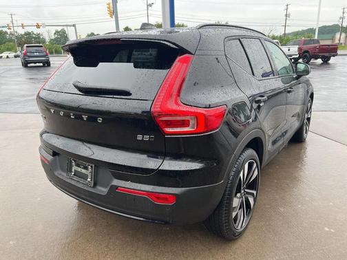 2023 Volvo XC40 B5 Plus Dark Theme