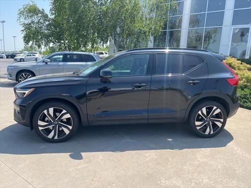 2023 Volvo XC40 B5 Plus Dark Theme