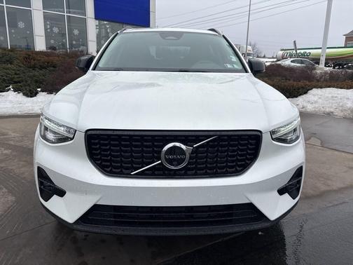 2026 Volvo XC40 Plus, B5 AWD Gas (mild hybrid), Dark