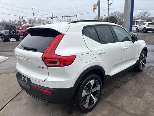 2026 Volvo XC40 Plus, B5 AWD Gas (mild hybrid), Dark