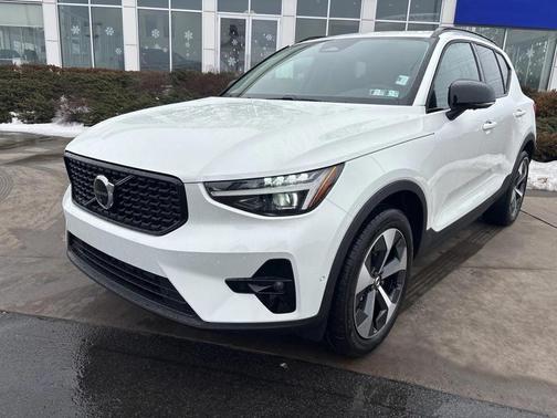 2026 Volvo XC40 Plus, B5 AWD Gas (mild hybrid), Dark