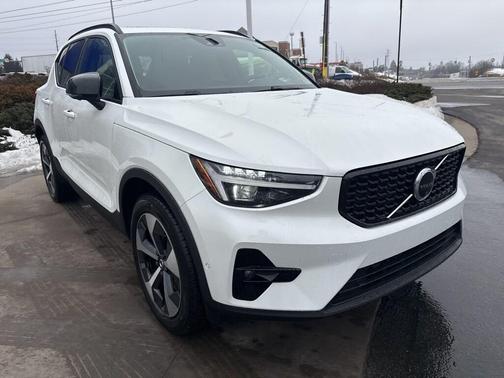 2026 Volvo XC40 Plus, B5 AWD Gas (mild hybrid), Dark