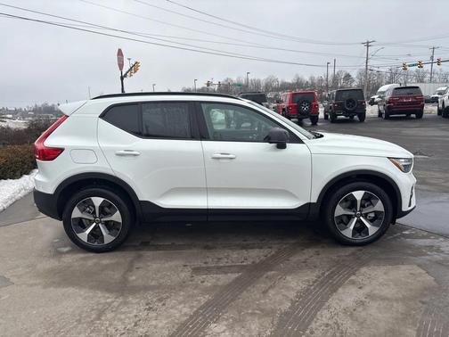 2026 Volvo XC40 Plus, B5 AWD Gas (mild hybrid), Dark