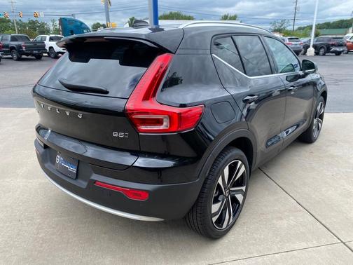 2025 Volvo XC40 B5 Plus Bright Theme