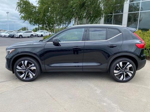 2025 Volvo XC40 B5 Plus Bright Theme