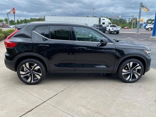 2025 Volvo XC40 B5 Plus Bright Theme