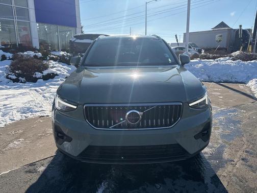 2025 Volvo XC40 B5 Plus Bright Theme
