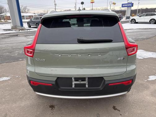 2025 Volvo XC40 B5 Plus Bright Theme