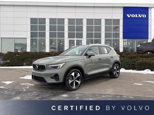 2025 Volvo XC40 B5 Plus Bright Theme