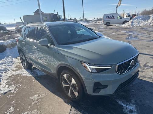 2025 Volvo XC40 B5 Plus Bright Theme