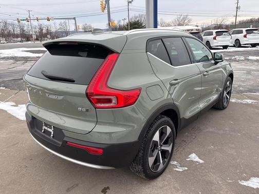 2025 Volvo XC40 B5 Plus Bright Theme