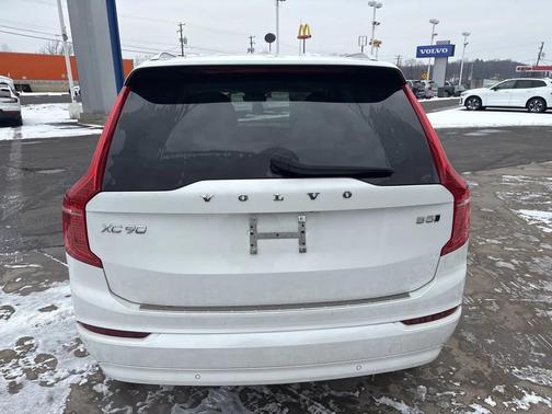 2023 Volvo XC90 B5 Core