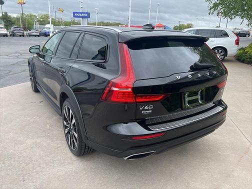 2022 Volvo V60 Cross Country T5