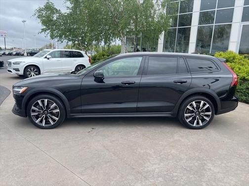 2022 Volvo V60 Cross Country T5