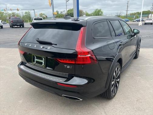 2022 Volvo V60 Cross Country T5