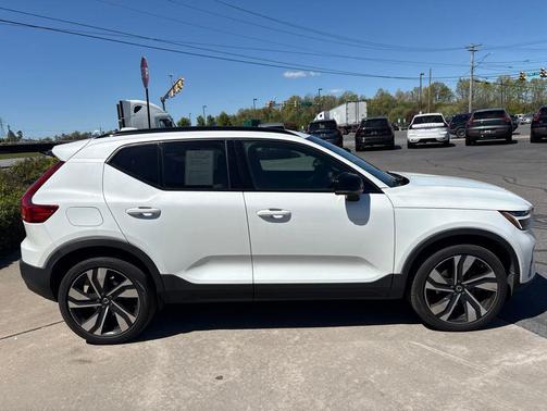 Crystal White Metallic 2023 Volvo XC40 B5 Plus Dark Theme
