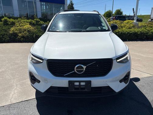 Crystal White Metallic 2023 Volvo XC40 B5 Plus Dark Theme